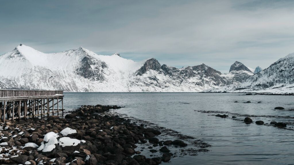 El latido mineral del archipiélago de Lofoten: navegación costera y arquitectura de madera en el círculo polar ártico