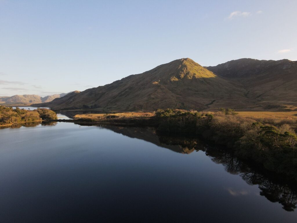 El silencio milenario de los fiordos de fiordos de Killary: navegación de bajura y arquitectura de piedra en el Atlántico de Connemara