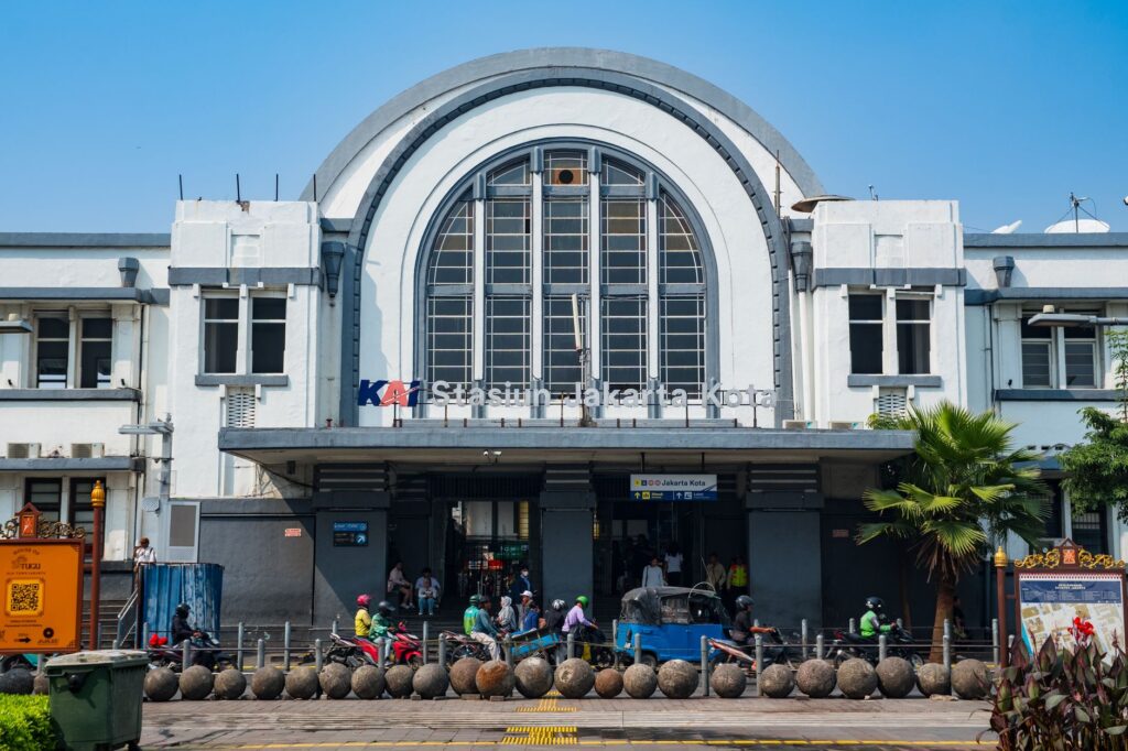 El Ferrocarril Trans-Java: Ingeniería volcánica, logística tropical y conectividad ferroviaria histórica entre Yakarta y Surabaya