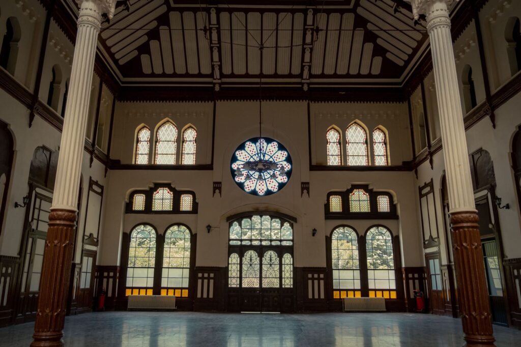 El laberinto de hierro de los funiculares de Estambul: Ingeniería otomana, topografía bicontinental y la movilidad anfibia del Bósforo