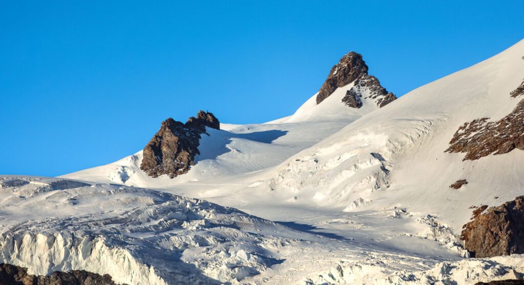 El latido alpino del Bernina: Ingeniería, alta montaña y el corredor ferroviario entre Suiza e Italia