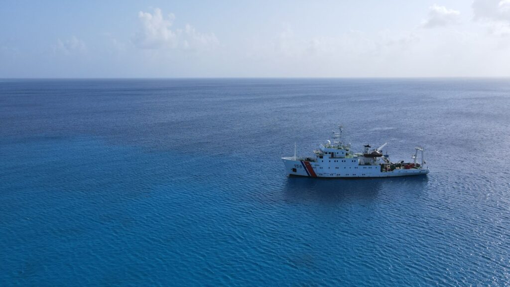 El Santuario Submarino del Mar de los Sargazos: Océanos Abiertos, Biodiversidad Flotante y Conservación en el Atlántico Norte