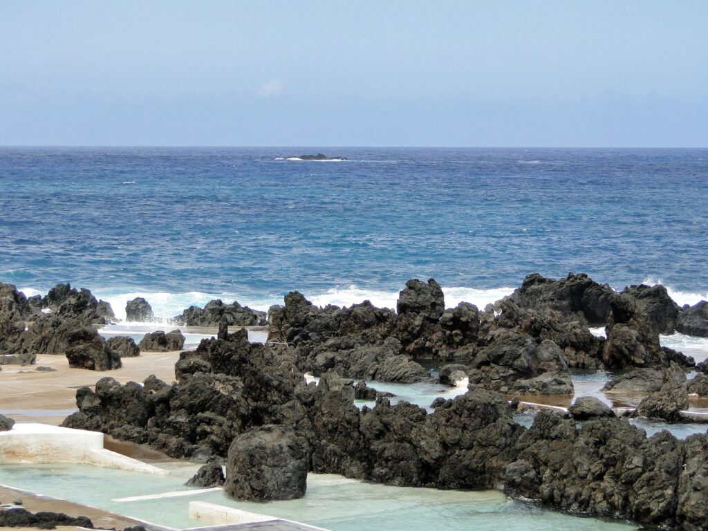 El latido meridional del archipiélago de Madeira: Levadas de cumbre, túnelería histórica y la conectividad insular de los acantilados atlánticos