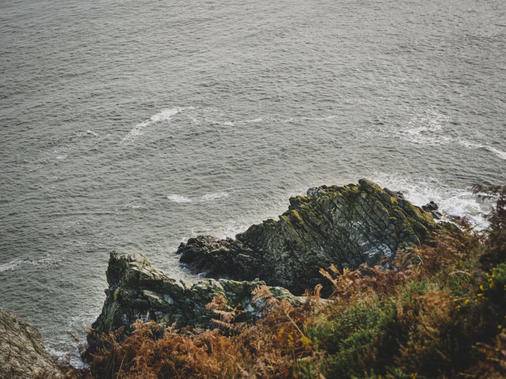 El latido victoriano de Man: Ingeniería de vapor, raíles costeros y la conectividad histórica del Mar de Irlanda