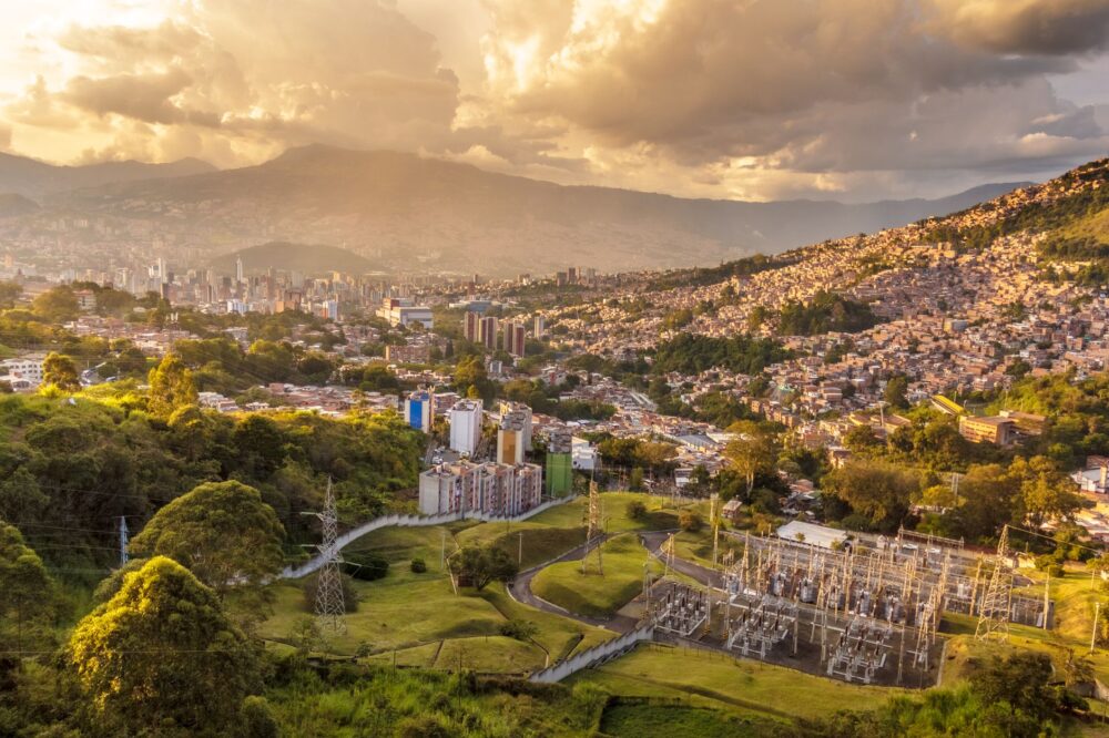 Medellín más allá del titular: una transformación urbana analizada desde su tejido social