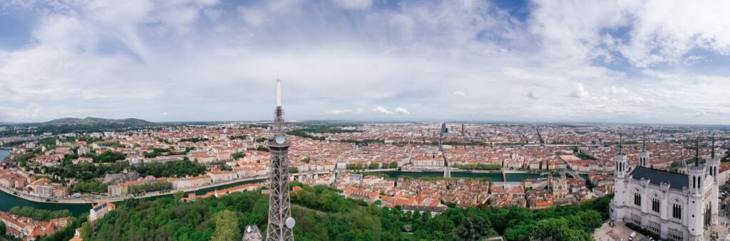 El Renacimiento de la Encuadernación en Seda: Hilatura, Telar y Memoria en los Obradores de Lyon