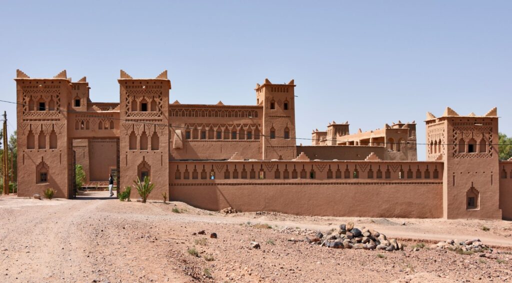 El secreto de la ruta transahariana del salmón: navegación fluvial y arquitectura de adobe en los oasis del Draa