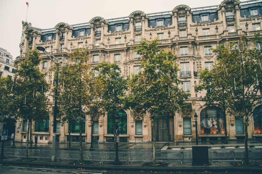 París sobre raíles y vajillas: el viaje secreto que anticipa el otoño