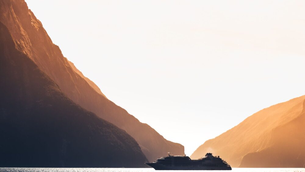El laberinto oceánico de los fiordos de Fiordland: conectividad náutica, aviación de montaña y la odisea logística en la costa suroccidental de Nueva Zelanda