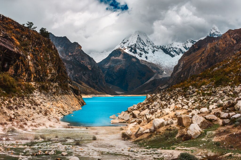 La Travesía del Circuito Huayhuash: Guía de Expedición y Senderismo de Alta Montaña por la Cordillera Andina del Perú