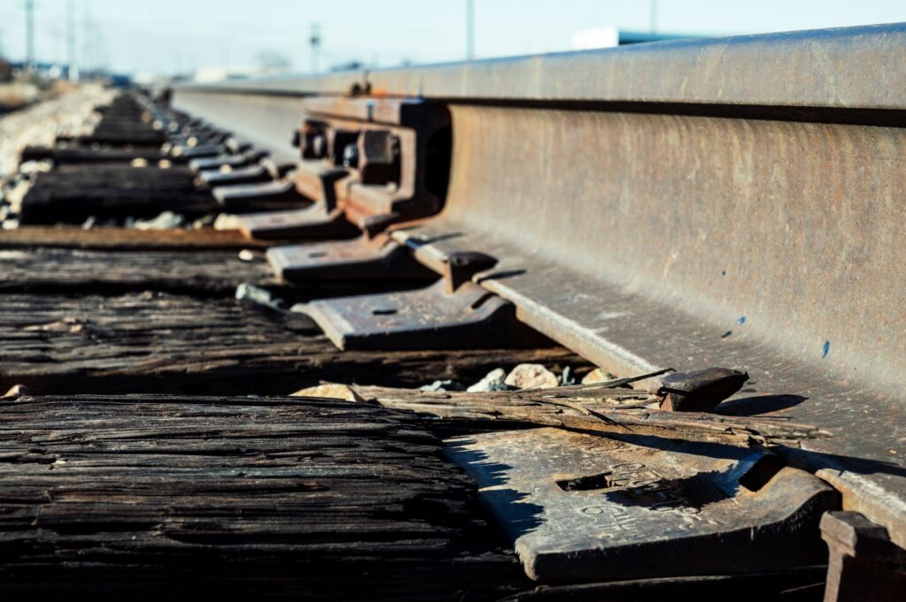 El pulso ferroviario del Hiyaz: ingeniería de vapor en los desiertos de piedra y la frágil conectividad histórica