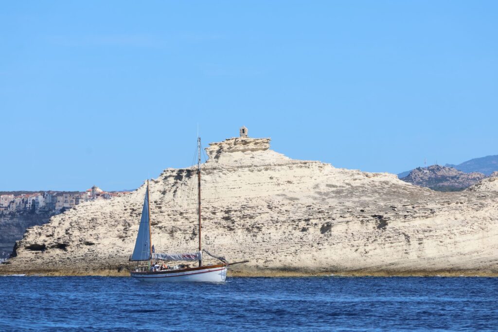 La Travesía del Estrecho de Bonifacio en Velero: Guía de Navegación Oceánica y Logística Náutica entre Córcega y Cerdeña