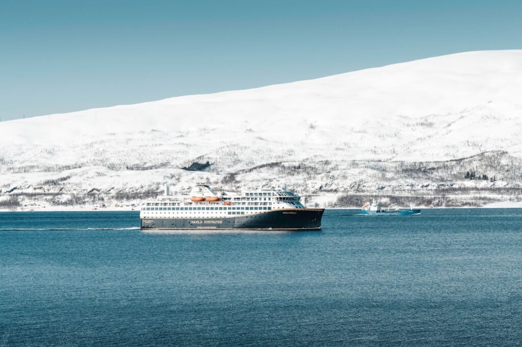 La Ruta del Ártico Noruego: Navegando el Expreso Litoral y la Logística Costera del Mar de Barents