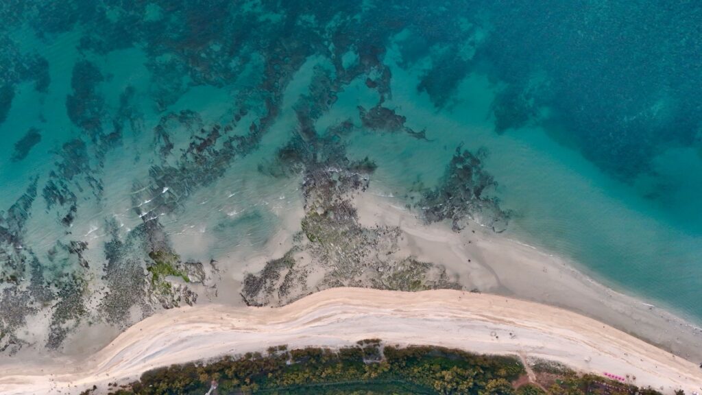 El latido intermodal de las islas de la Lealtad: Canales de coral, cabotaje de atolón y la frágil conectividad de Lifou y Maré