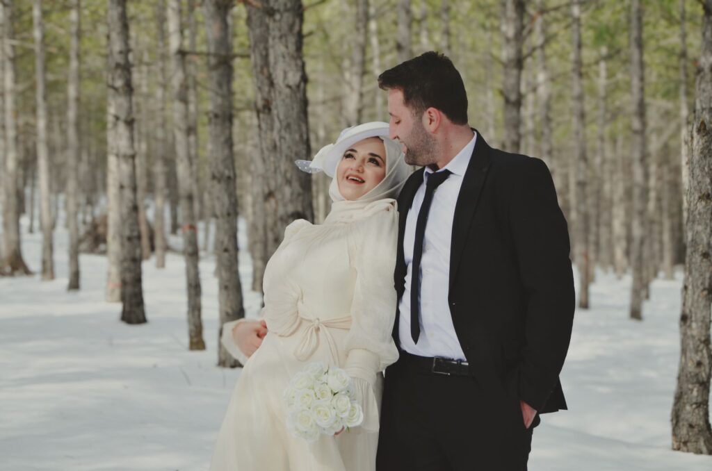 Guía de estilo para invitadas de boda en invierno: Elegancia y sofisticación según cada destino