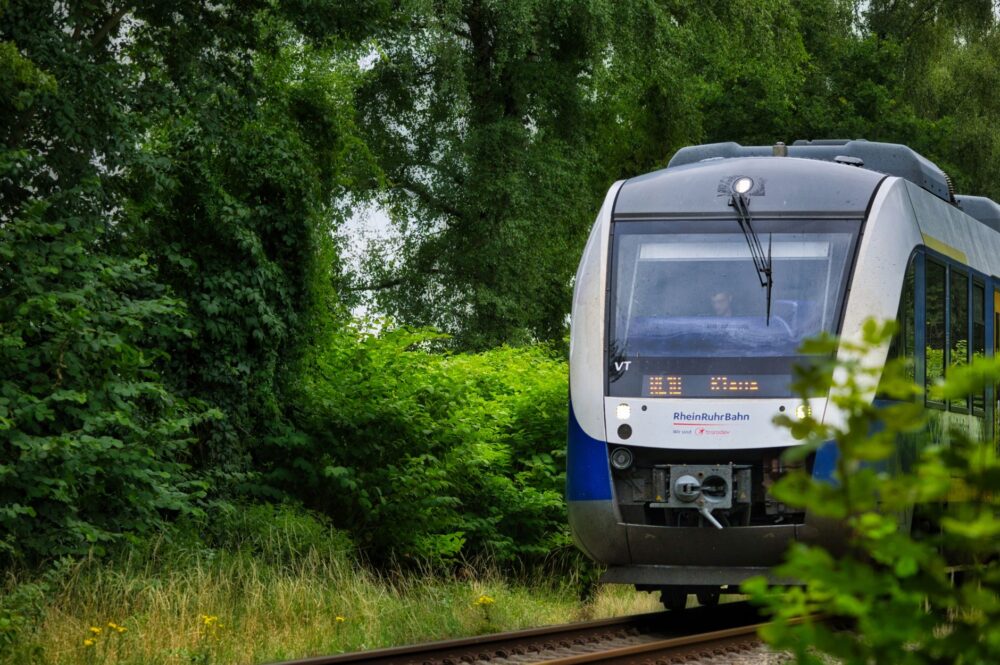 El laberinto de las llanuras mareales: cómo la navegación de bajas emisiones y los trenes costeros transforman el transporte en Frisia