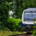 El laberinto de las llanuras mareales: cómo la navegación de bajas emisiones y los trenes costeros transforman el transporte en Frisia