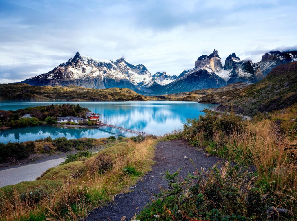La Travesía del Circuito de W en Torres del Paine: Guía de Expedición y Senderismo por los Valles Graníticos de la Patagonia