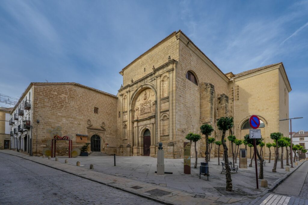 El latido de la talla en madera de olivo: gubia, veta y memoria en los obradores de Baeza