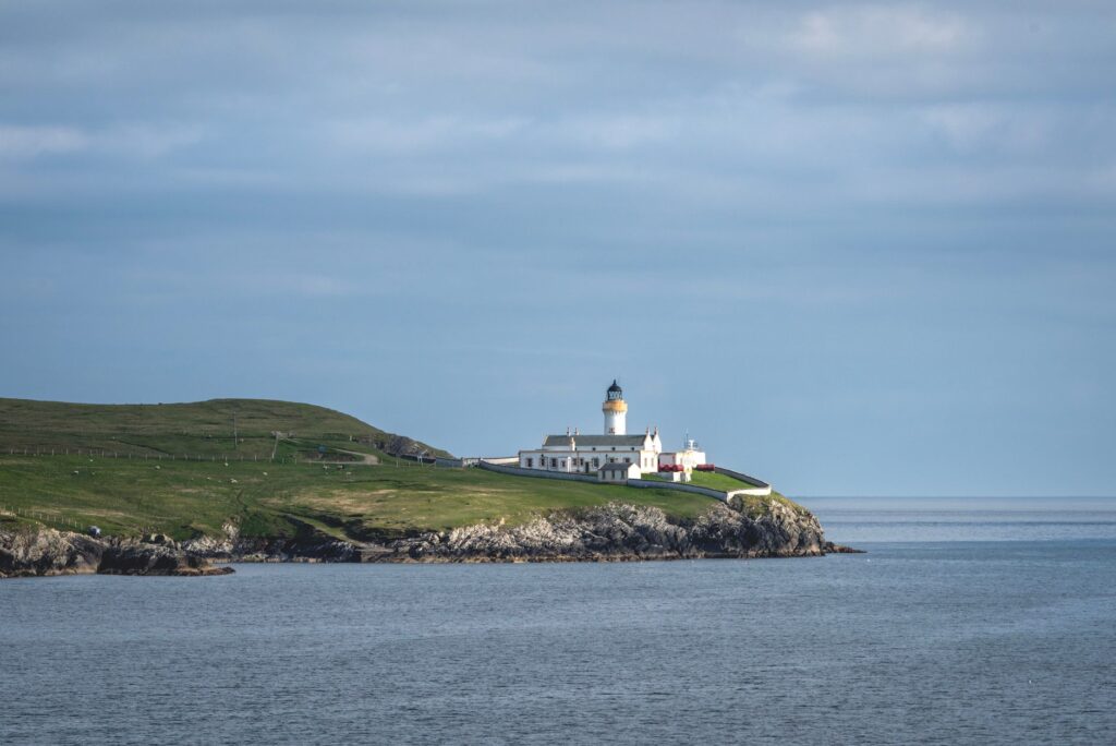La Conectividad Aérea de las Islas Shetland: Aterrizajes en Zonas Ventosas y Logística en el Atlántico Norte