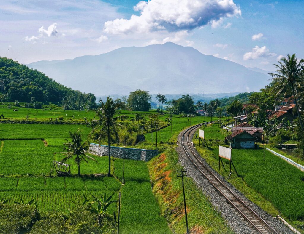 El Ferrocarril Trans-Java: Ingeniería volcánica, logística tropical y conectividad ferroviaria histórica entre Yakarta y Surabaya