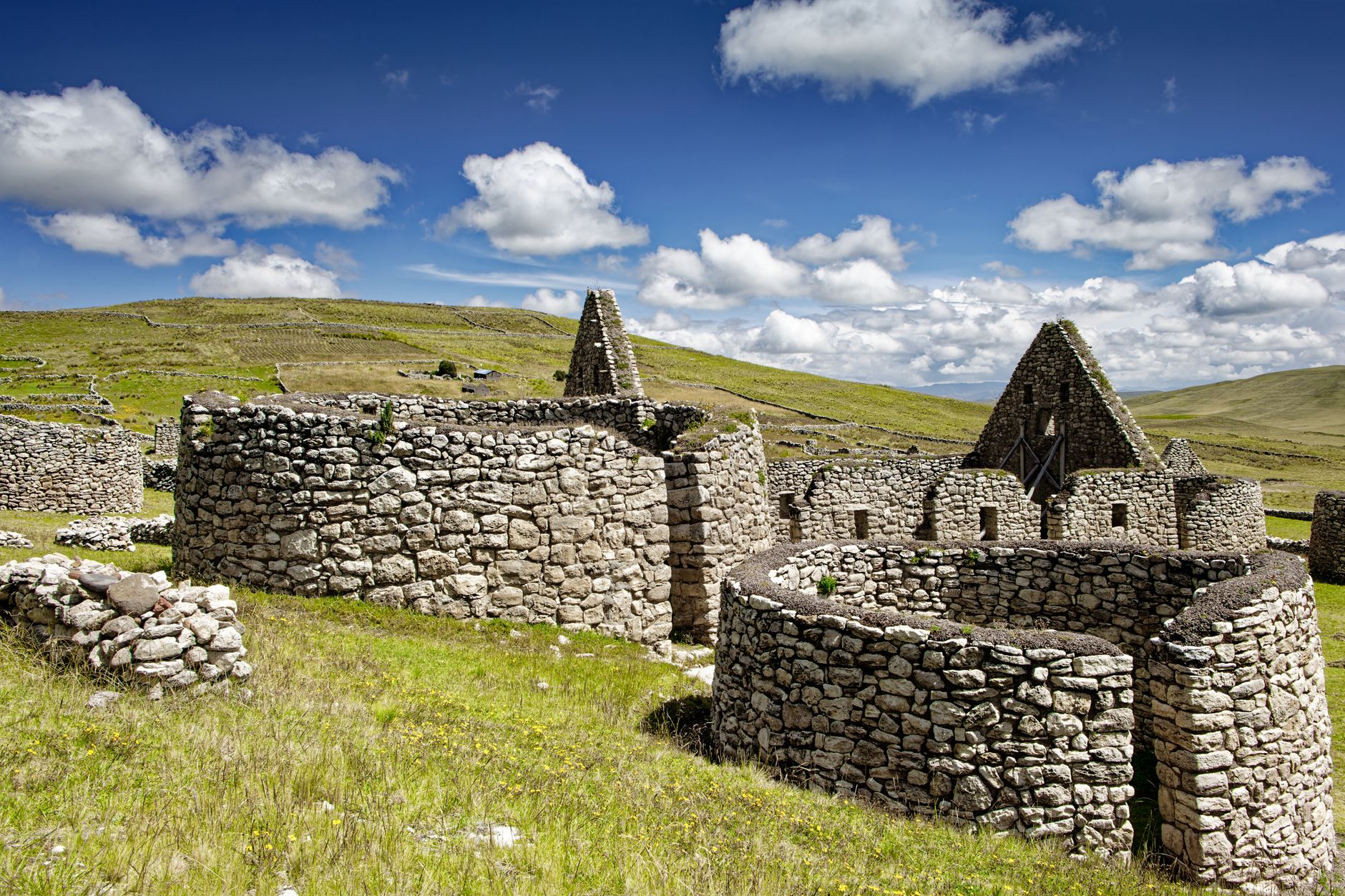La Travesía del Camino Inca Clásico a Machu Picchu: Guía de Expedición y Senderismo por los Andes Sagrados de Perú