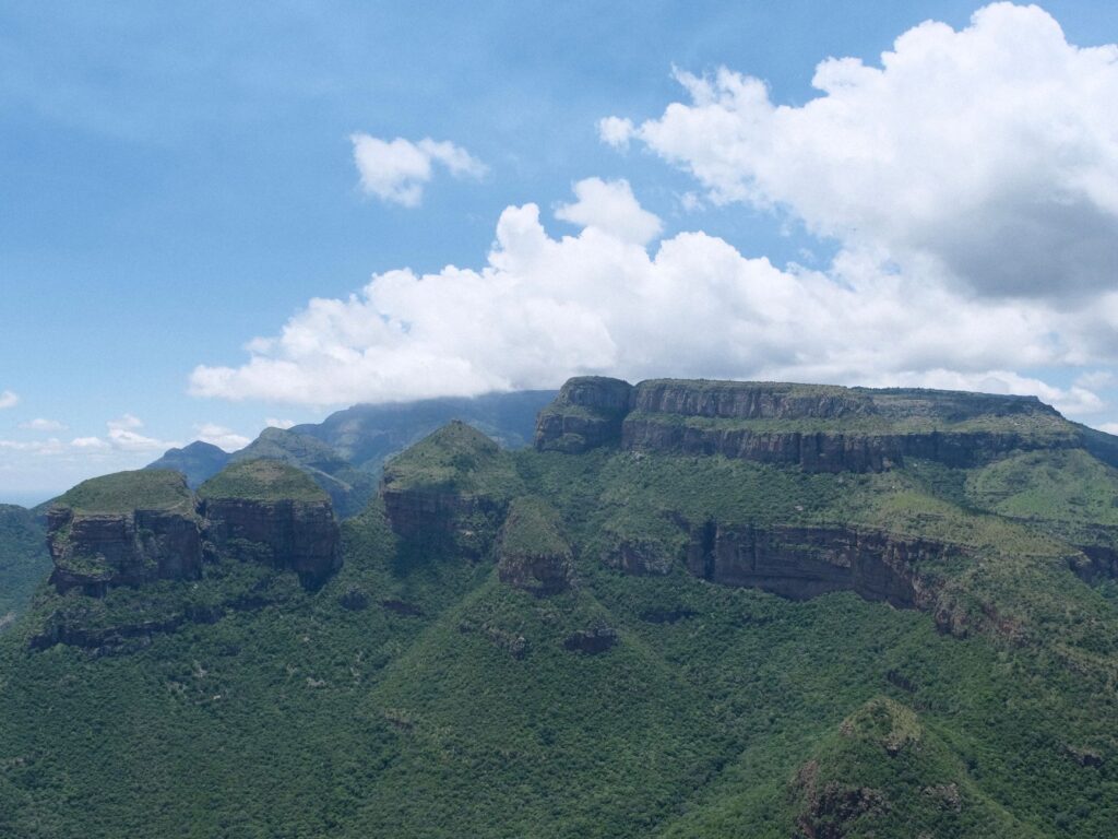 El latido intermodal de la Fosa del Rift: Caminos de basalto, camiones de alta montaña y la frágil conectividad de los altiplanos de Etiopía