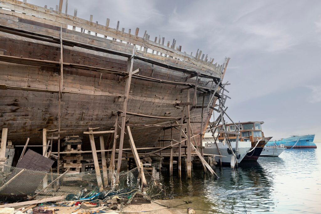 El baluarte de las mareas rojas: la odisea logística y la red de transbordadores que sostiene el archipiélago de Lamu