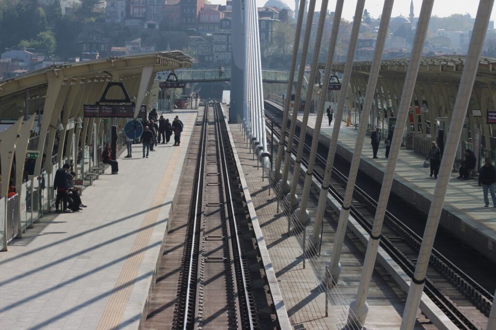 El laberinto de hierro de los funiculares de Estambul: Ingeniería otomana, topografía bicontinental y la movilidad anfibia del Bósforo