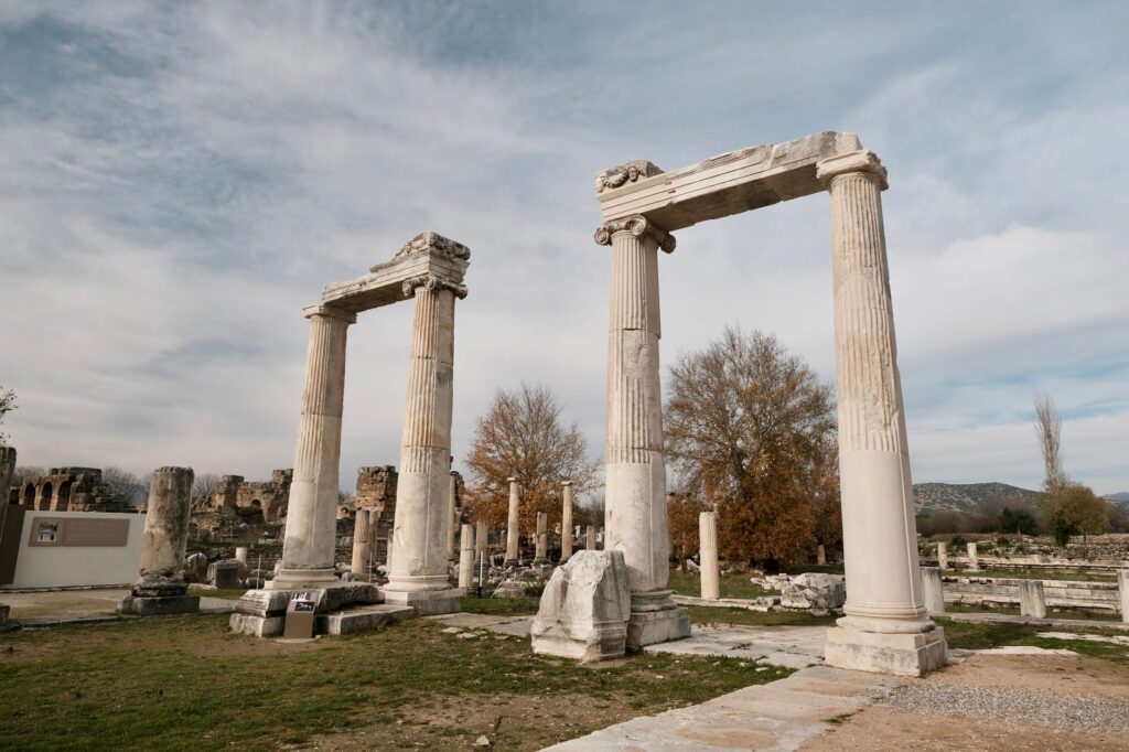 El silencio milenario de los manantiales de Pamukkale: hidroterapia travertina y arquitectura clásica en las terrazas de Anatolia