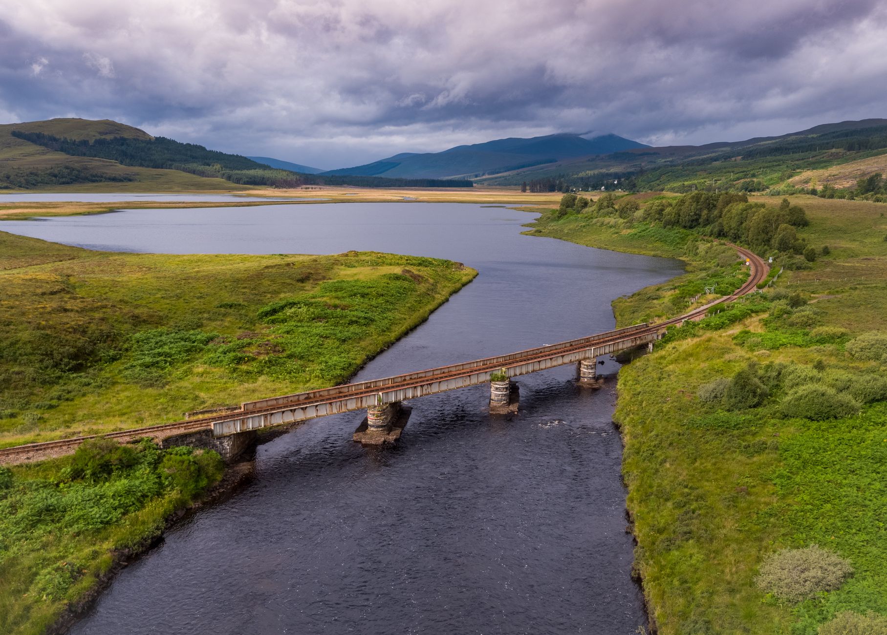 El laberinto ferroviario de las tierras altas de Escocia: traviesas de roble, pendientes arcillosas y la frágil conectividad de la línea West Highland
