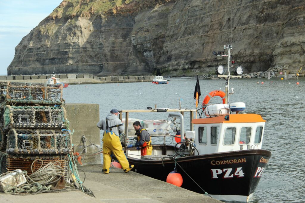 El laberinto intermodal del archipiélago de las islas de Juan Fernández: lanchas de pesca, pistas de arcilla y la frágil conectividad de un confín oceánico