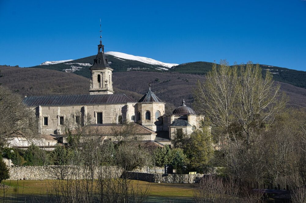 El silencio milenario de los valles de Andorra: termalismo de alta montaña y arquitectura de pizarra en el Pirineo