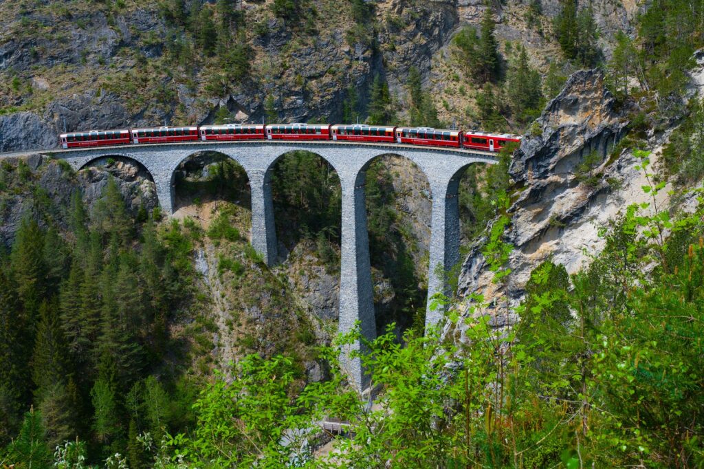 La Ruta del Bernina: Ingeniería Monumental y Paisaje Alpino entre los Alpes Suizos e Italianos
