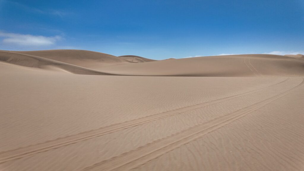 ¿Cómo se domestica el acero sobre las dunas móviles del Namib? La ingeniería del desierto y la logística del corredor de Walvis Bay