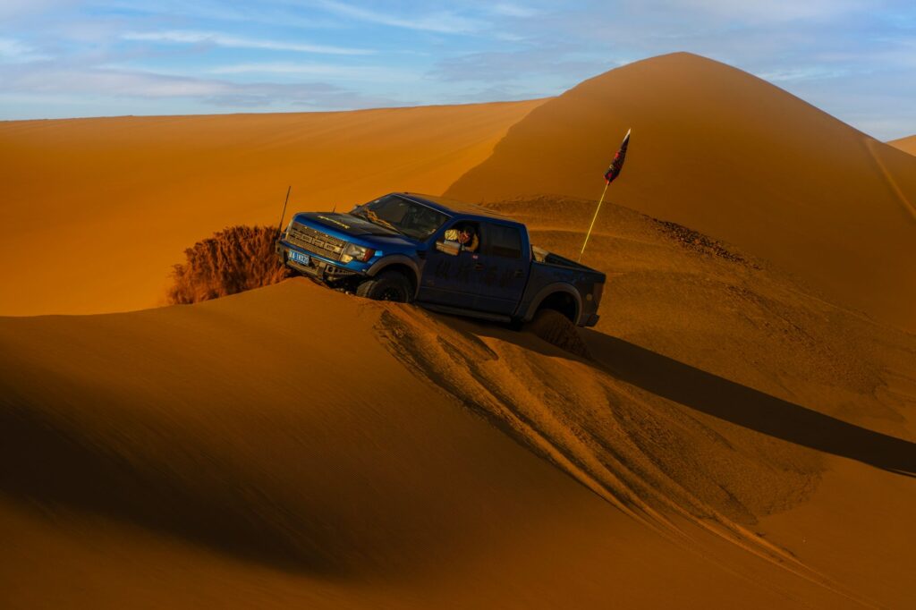 El laberinto intermodal del desierto de Nefud: Pistas de tracción total, camiones aljibe y la frágil conectividad de los oasis septentrionales de Arabia