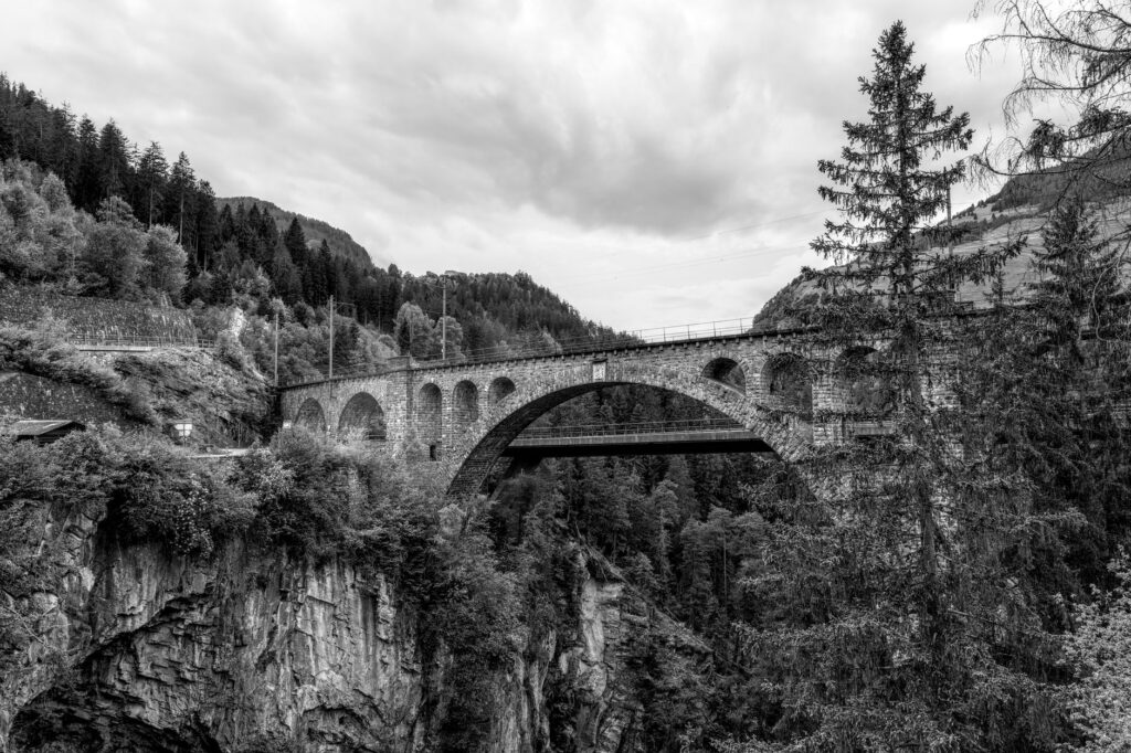La Ruta del Bernina: Ingeniería Alpina y Conectividad Sostenible en el Corazón de los Alpes