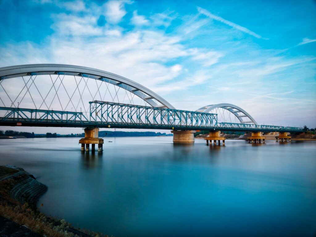 El latido meridional del Danubio: Puertos fluviales, esclusas colosales y la conectividad transfronteriza del Bajo Danubio
