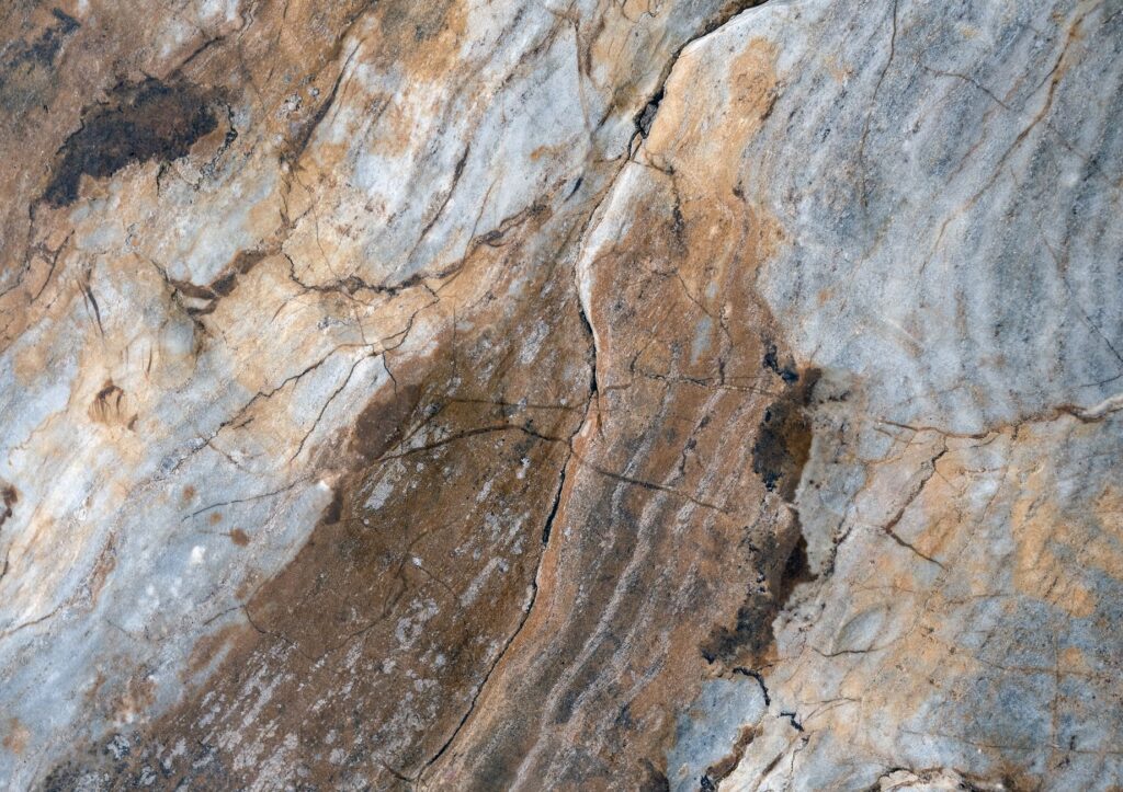 El silencio milenario de los baños termales de Ourense: hidroterapia de origen volcánico y arquitectura fluvial en el río Miño