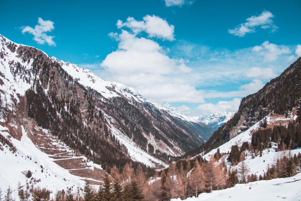 El Ferrocarril del Semmering: Ingeniería de cumbres, logística alpina y la conectividad ferroviaria histórica entre Viena y Graz