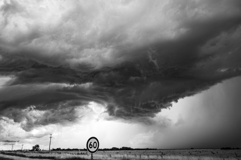 Tormentas invisibles y raíles de hierro: cuando el cielo colapsa y la tierra absorbe el pulso viajero