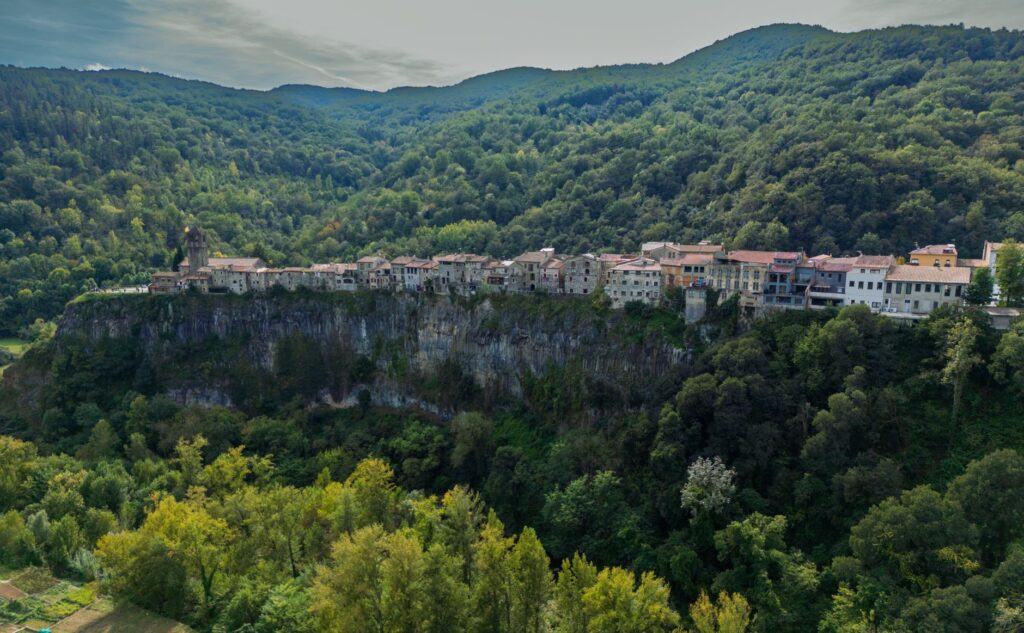 La ruta del tren cremallera de Nuria: ingeniería de montaña y peregrinaje silencioso en el Pirineo catalán