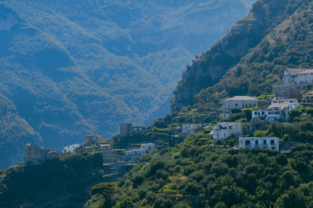 El latido del papel artesanal: tina, fibra y memoria en los obradores de Amalfi
