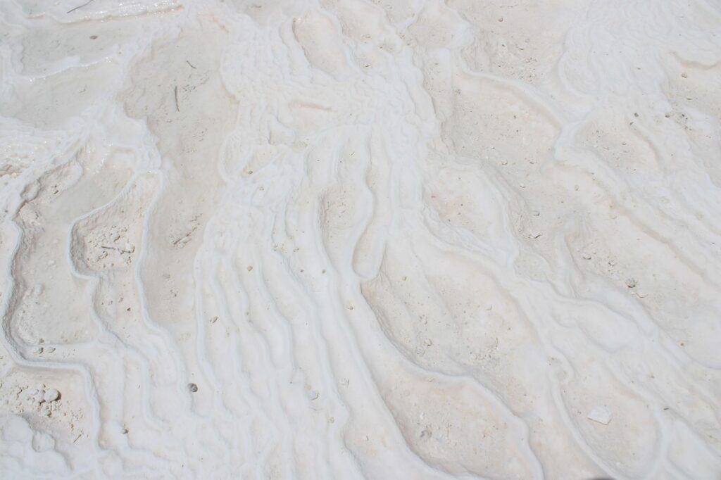 El silencio milenario de los baños de vapor de Pamukkale: hidroterapia travertina y arquitectura clásica en las terrazas de Anatolia