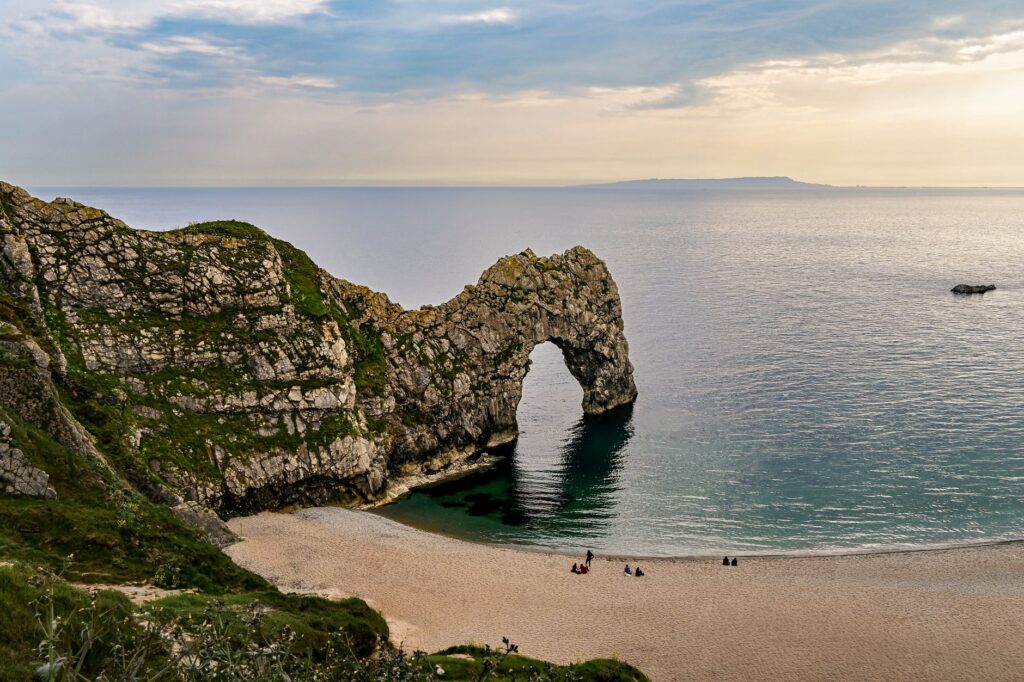 La Travesía del Sentero de la Costa Jurásica: Guía de Expedición y Senderismo por los Acantilados Fósiles de Dorset y Devon