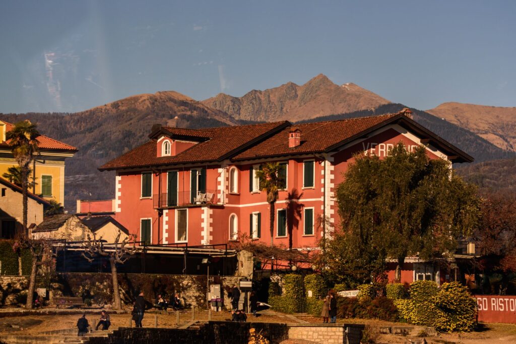 El Ferrocarril Bernina y los glaciares alpinos: Ingeniería de alta montaña y conectividad transfronteriza entre Suiza e Italia