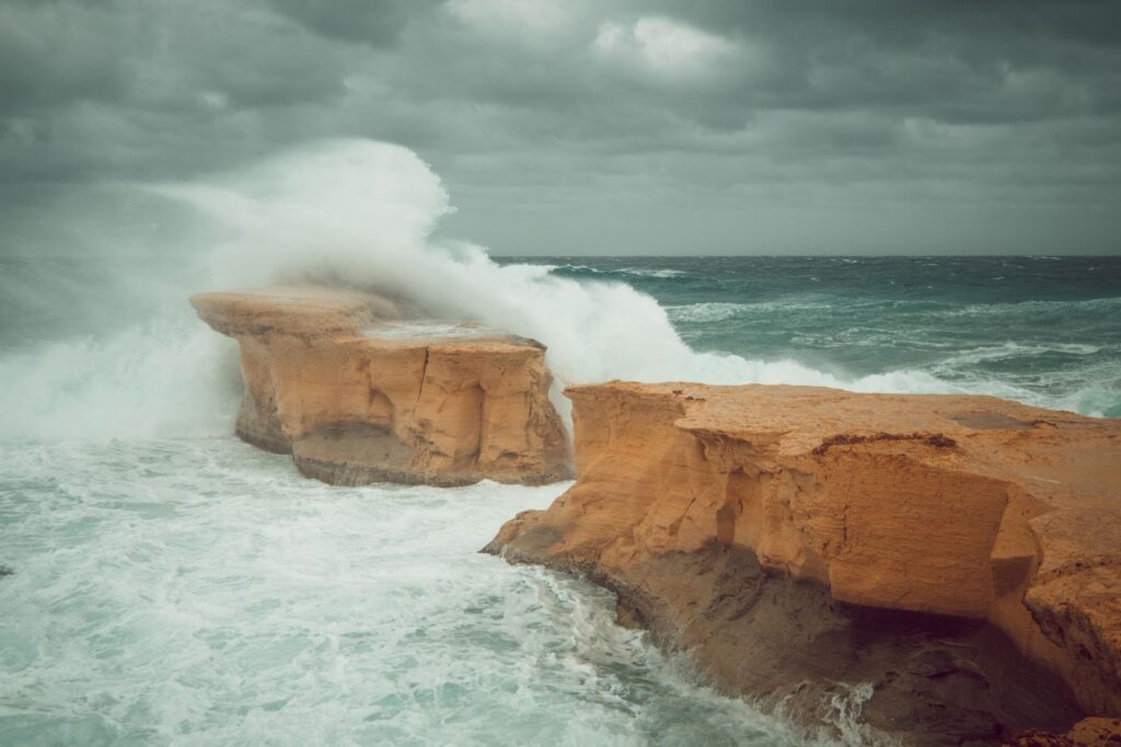 El latido meridional del archipiélago maltés: Puertos de abrigo, transbordadores de altura y la conectividad insular de Gozo
