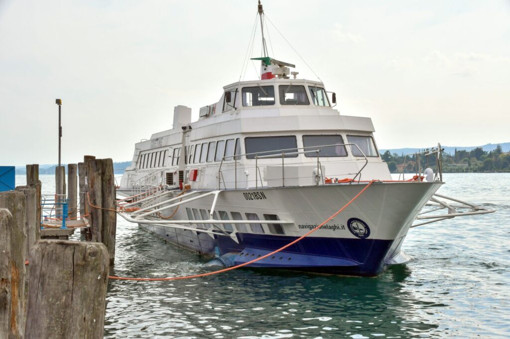 El laberinto intermodal del lago de Garda: transbordadores, vientos y la frágil movilidad entre orillas alpestres