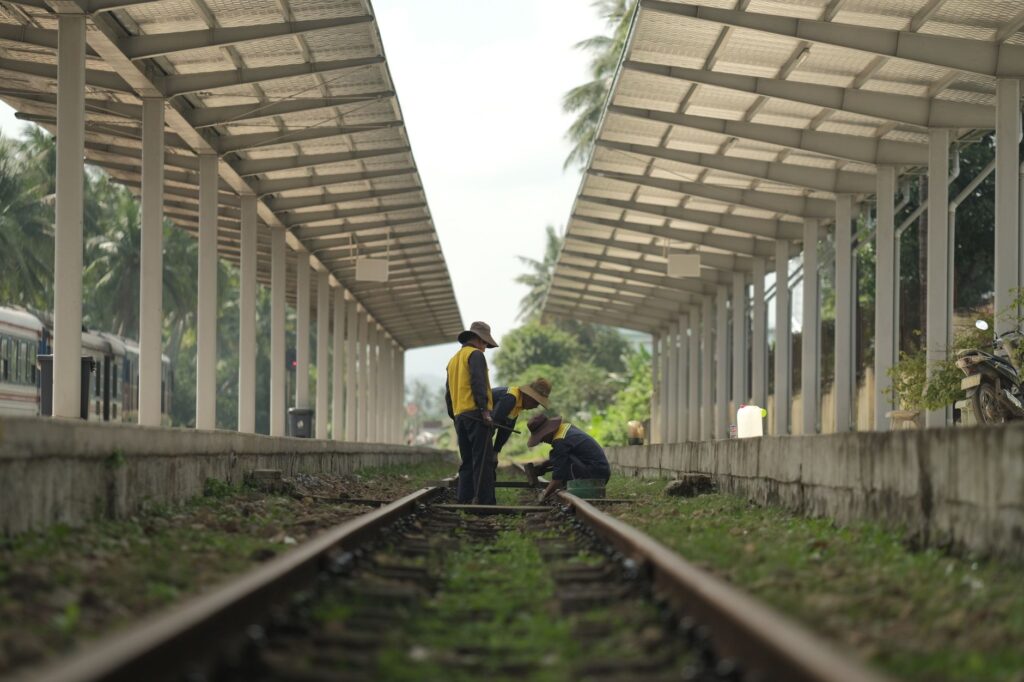 El Ferrocarril del Monte Lushan: Ingeniería de nieblas, logística alpina y la conectividad vertical en el corazón de China