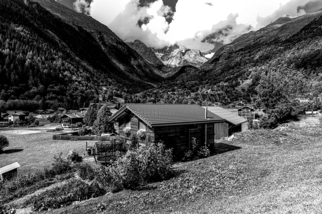 El Ferrocarril del Ródano y los Puertos Alpinos: Ingeniería de gargantas, logística glaciar y conectividad ferroviaria histórica entre Lyon y Zermatt